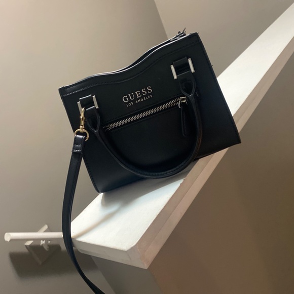 A purse - Picture 2 of 2